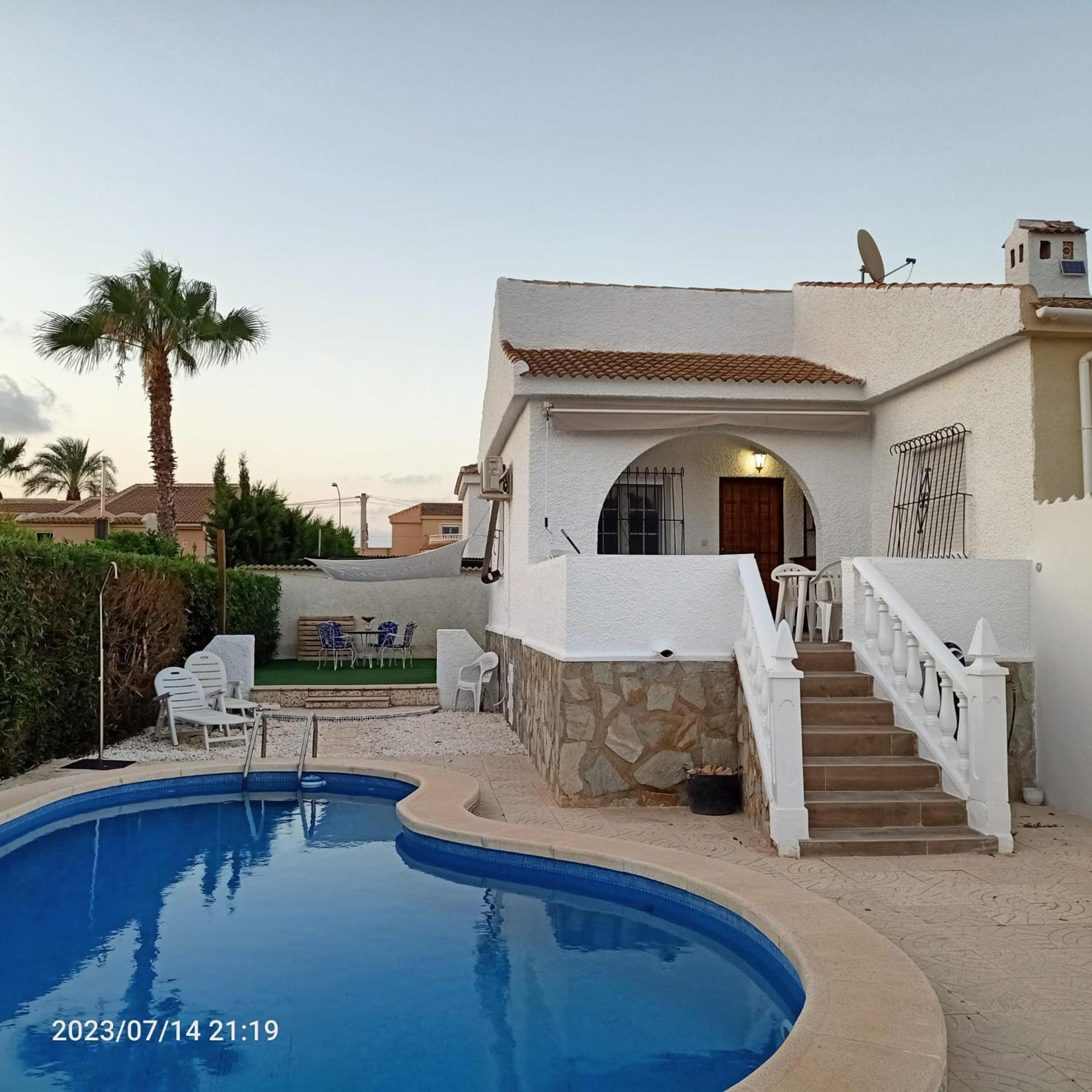 Acogedora Casa Con Piscina Villa Torrevieja Eksteriør billede